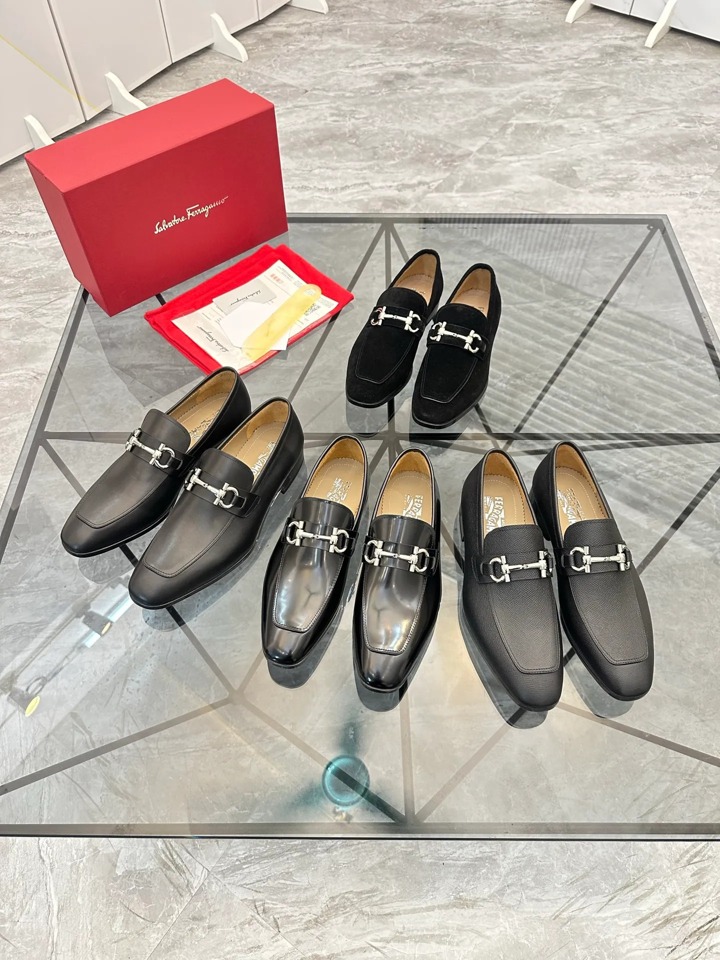 Men's shoes: 💰P640¥ High-end quality Product trademark: Ferragamo* "Ferragamo*" leather shoes Regular size: 38-44 (can be customized to 45.46.) Product materials: imported first-layer cowhide leather upper, cowhide lining, original outsole. Number: 688